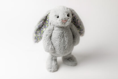 Jellycat Króliczek z Kwiecistymi Uszami Srebrny „Bloom” 31 cm - obrazek 5