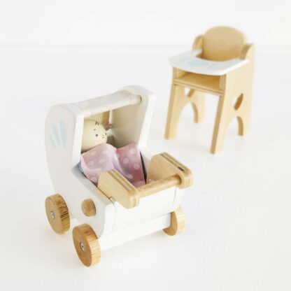 Le Toy Van Drewniane mebelki do domku dla lalek- zestaw z lalką - obrazek 5