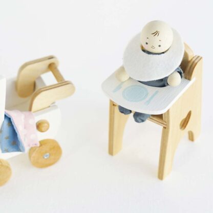 Le Toy Van Drewniane mebelki do domku dla lalek- zestaw z lalką - obrazek 6