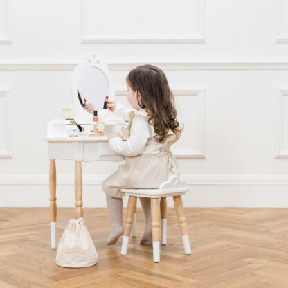 Le Toy Van Drewniane meble dla dzieci - toaletka, lustro, taboret - obrazek 3