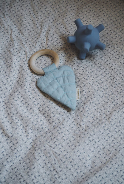 Filibabba Gryzak sensoryczny Piłka Powder Blue - obrazek 4