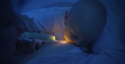 LatchLight Innowacyjna lampka nocna nie zaburzająca fazy snu, przenośna, z klipsem i światłem kierunkowym - obrazek 7