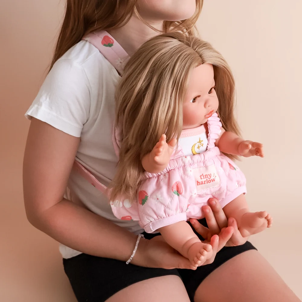 Tiny Harlow Nosidełko dla lalki Strawberry - obrazek 5