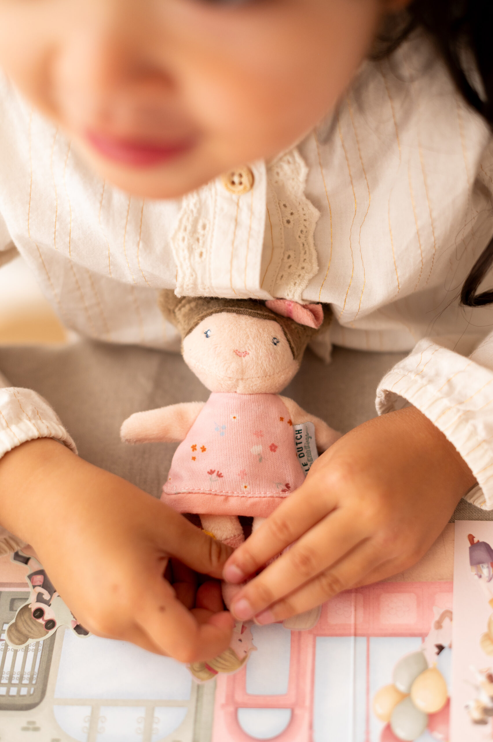 Little Dutch Książeczka z naklejkami Rosa na zakupach - obrazek 10