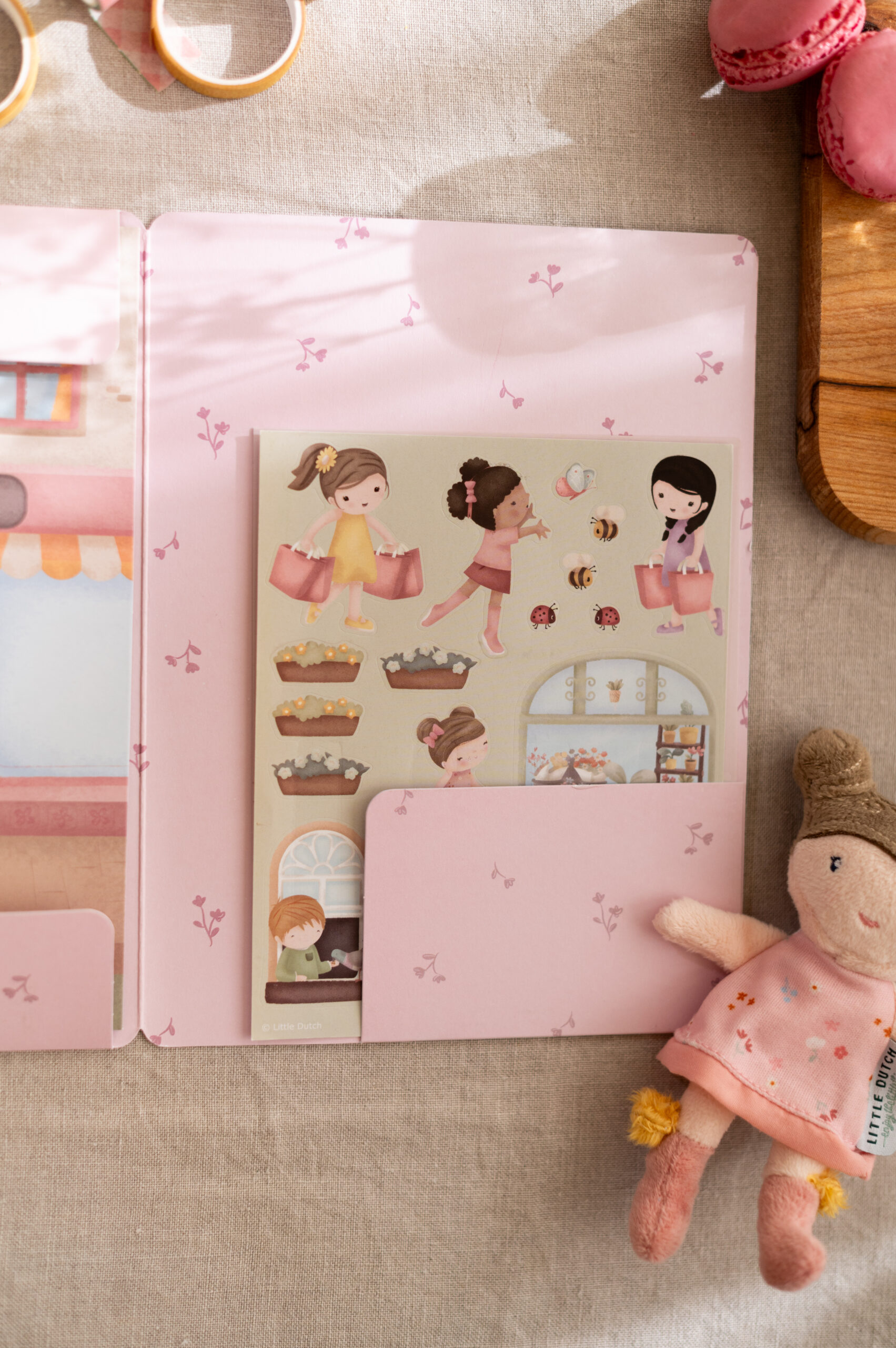 Little Dutch Książeczka z naklejkami Rosa na zakupach - obrazek 6