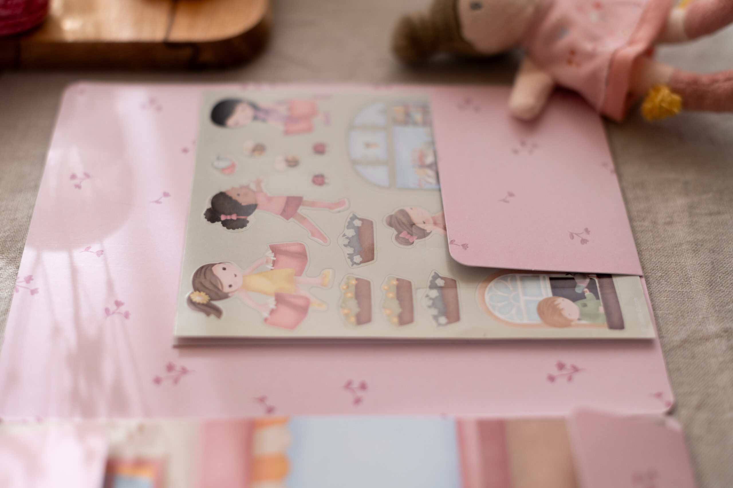 Little Dutch Książeczka z naklejkami Rosa na zakupach - obrazek 4