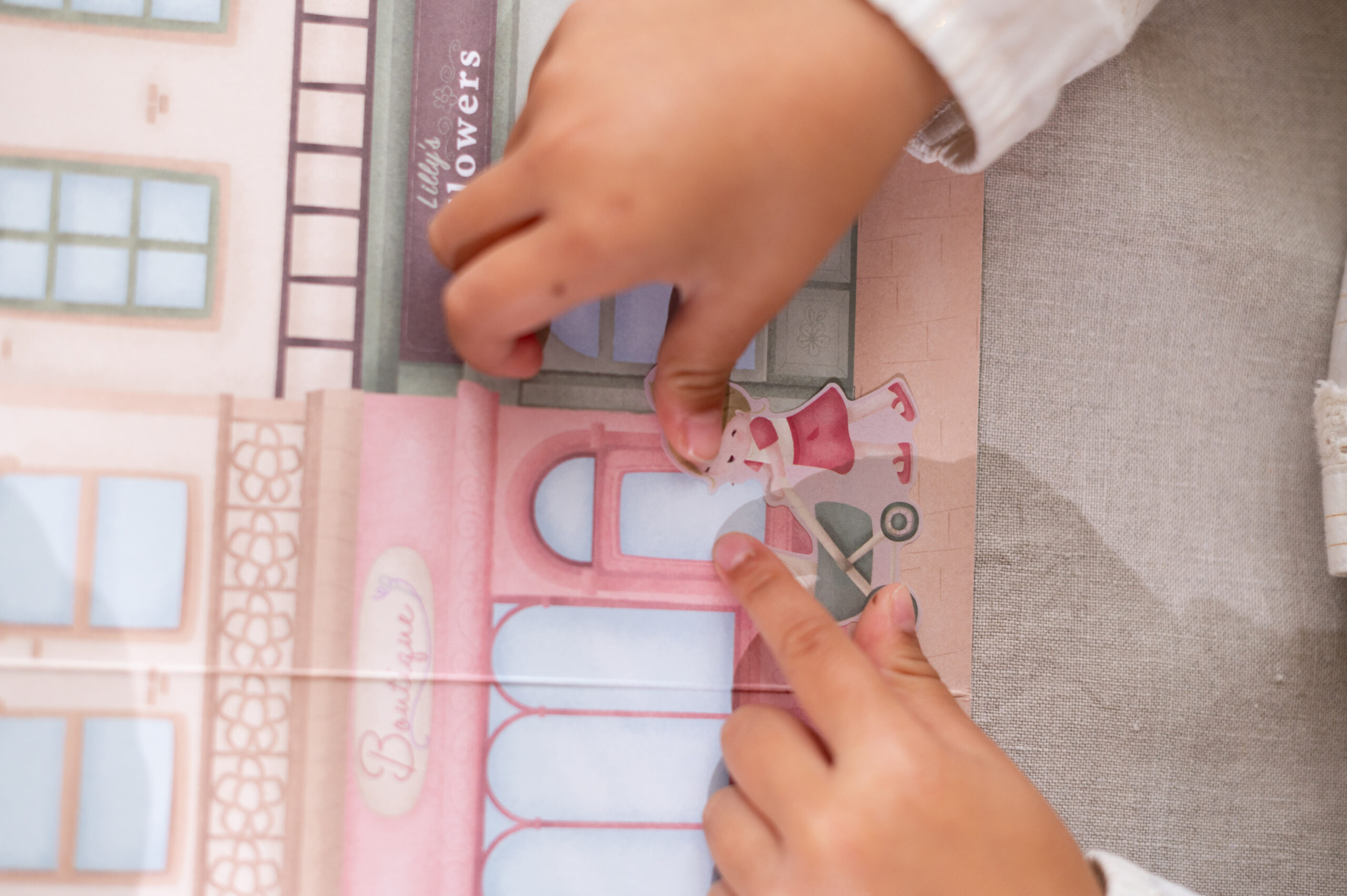 Little Dutch Książeczka z naklejkami Rosa na zakupach - obrazek 18