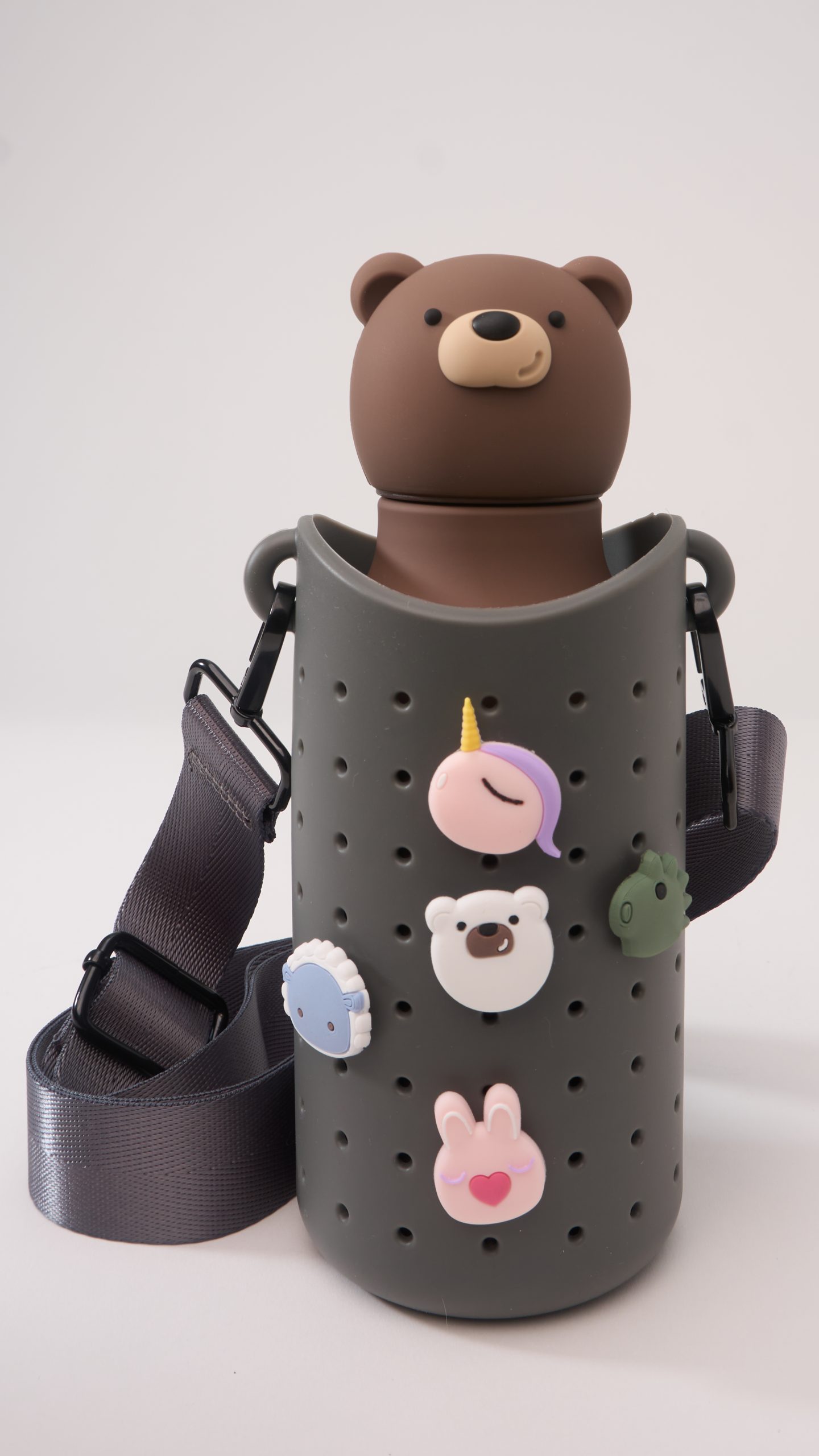 Asobu Etui na butelkę z paskiem Bestie Sling – szare - obrazek 3