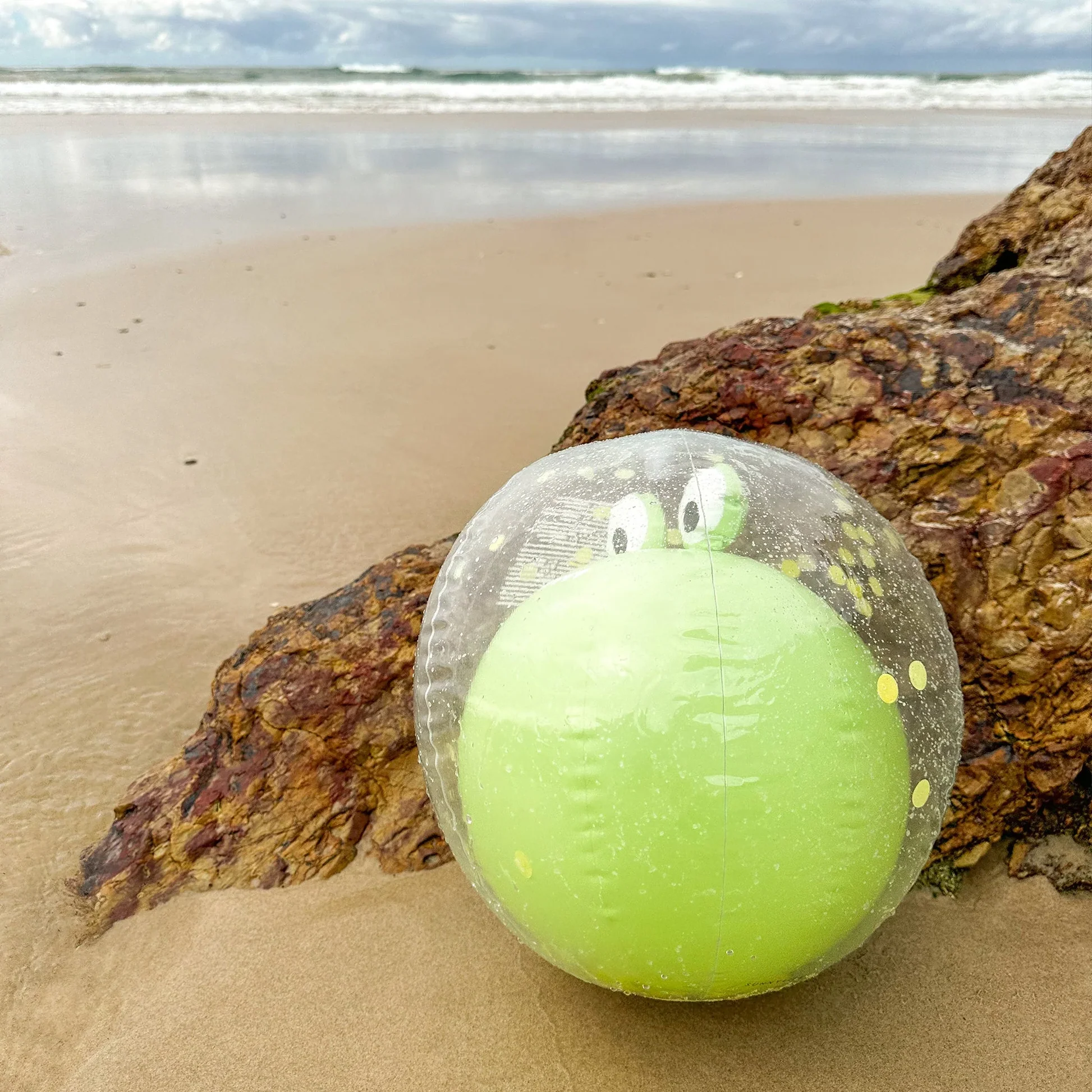 Sunny Life Nadmuchiwana piłka plażowa 3D – Cookie the Croc Light Khaki - obrazek 6