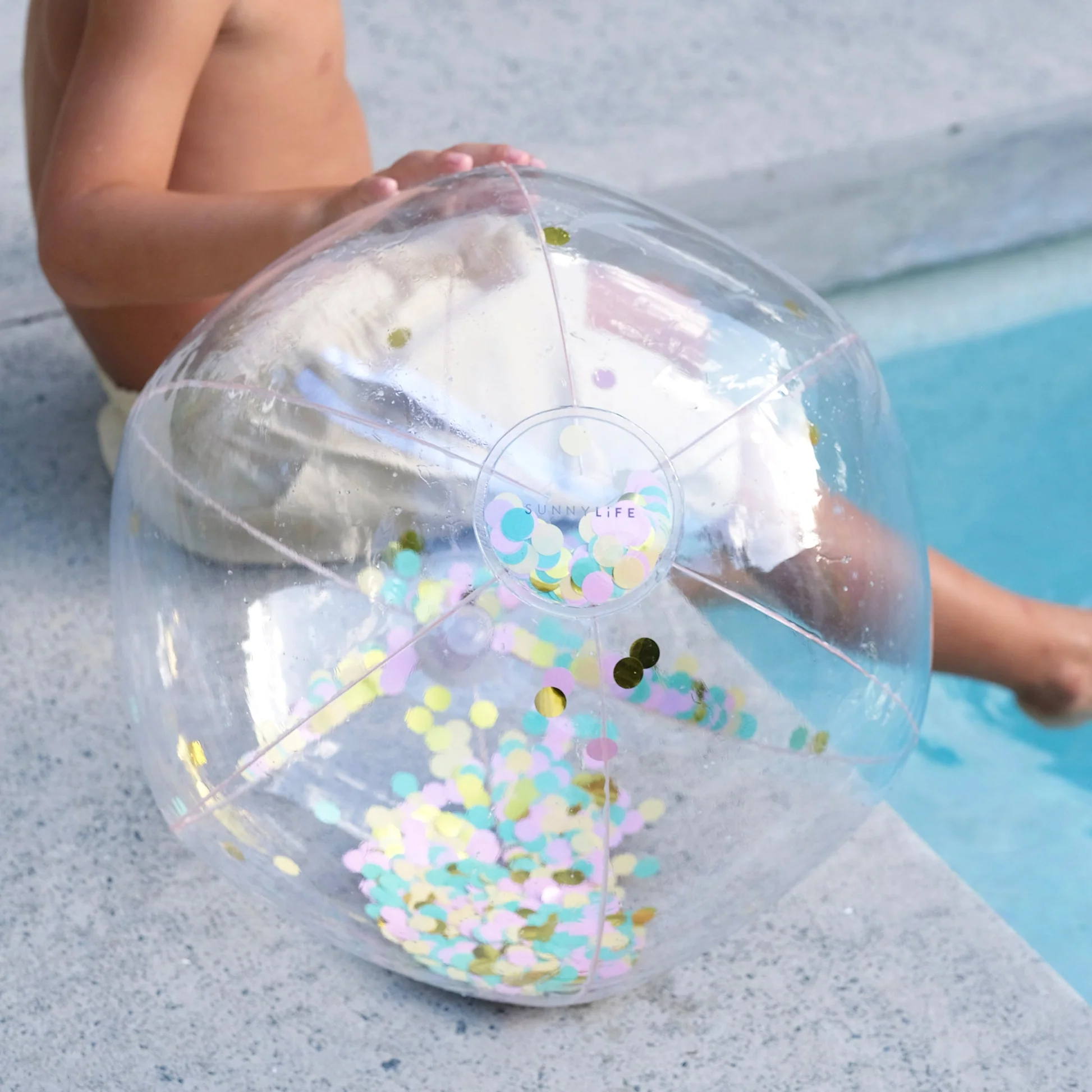Sunny Life Nadmuchiwana piłka plażowa – z konfetti - obrazek 6